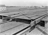 834485 Detail van de (iets) geopende spoorbrug over het Van Harinxmakanaal bij Leeuwarden.